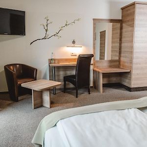 Zimmer mit Kingsize-Bett