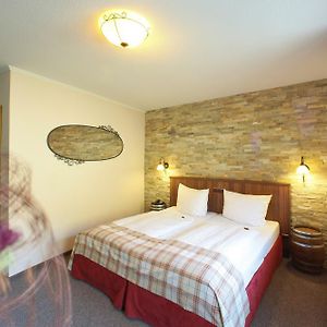 Zimmer mit Kingsize-Bett